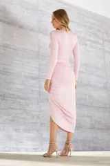 Falda midi color rosa con frunces laterales y abertura en el muslo.