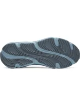 Championes de running Under Armour UA Rogue 6 para hombre, en color celeste con detalles en azul marino y logo en amarillo. Cuentan con capellada de malla transpirable, entresuela amortiguada Charged+ y suela de goma para mayor tracción.