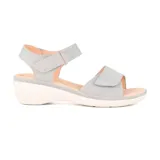 Sandalias grises con plataforma blanca y ajuste con velcro.