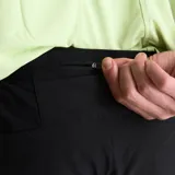 Short deportivo negro con cintura elástica, cordón de ajuste interior y bolsillos.