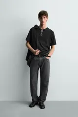 Camiseta de corte relaxed fit, confeccionada en mezcla de algodón y lino, con cuello redondo y mangas cortas.