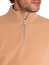 Sweater color marrón claro de tejido de punto con cuello alto y medio cierre frontal.