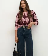 Pantalón wide leg de tiro alto en denim azul oscuro, con trabillas para cinturón, cierre de botón y cremallera, y bolsillos delanteros y traseros.