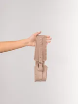 Faja elastizada agamuzada color negro, con apliques de tachas plateadas y hebillas metálicas plateadas.