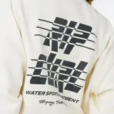 Buzo de cuello redondo Rip Curl, color beige, con diseño de hombros caídos y estampado gráfico pequeño en el pecho.