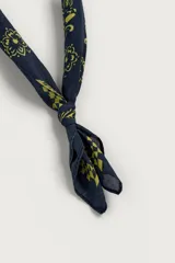 Bandana de algodón color verde oscuro con estampado gráfico y geométrico en blanco.