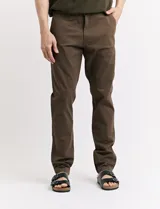 Pantalón de vestir marrón de corte recto.