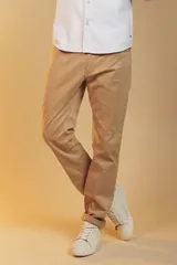 Pantalón de gabardina color beige, de corte recto y estilo clásico, con bolsillos laterales y traseros.