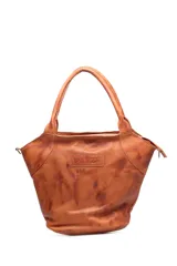 Cartera tipo tote de cuero color marrón con doble asa de hombro.