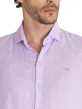 Camisa de manga larga de lino orgánico para hombre, de marca RKF, color rosado. Presenta un diseño clásico y limpio, sin bolsillo en el pecho, con cierre frontal de botones y sutil logo bordado al tono.