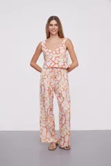 Pantalón largo de viscosa con estampado abstracto en tonos azules y blancos, cintura alta con cordón ajustable y corte ancho.