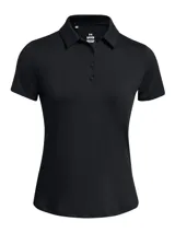 Chomba deportiva Under Armour de manga corta, color negro, con cuello polo y tapeta de cuatro botones. Confeccionada en tejido elástico, transpirable y de secado rápido, con protección UPF 50+.