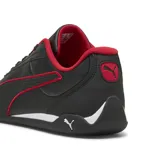 Championes Puma modelo Ferrari Replicatch, color negro con detalles en rojo y blanco. Diseño de perfil bajo inspirado en el automovilismo con logo de Ferrari en la lengüeta y logo de Puma en el lateral y la puntera.