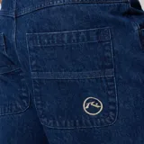 Bermuda de jean azul oscuro, corte recto y largo a la rodilla.