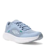 Championes deportivos Umbro modelo Icon Lady, color celeste con detalles en blanco y verde. Presentan un diseño con malla transpirable, cierre con cordones y suela de goma blanca con amortiguación.