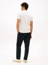 Remera de cuello redondo Tommy Hilfiger confeccionada en puro algodón, con corte regular y logo gráfico náutico bordado en el pecho.