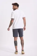 Remera negra de manga corta y cuello redondo.