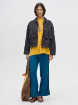 Campera de denim color marrón con cuello camisero, cierre frontal con botones y flecos en la parte superior de la espalda.