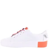 Championes de cuero blanco con plataforma, detalle de volados en la lengüeta en color celeste y suela con detalle en el talón a tono.