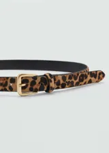 Cinturón delgado con estampado de leopardo, hebilla metálica dorada y confeccionado en piel bovina.