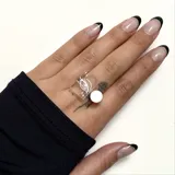 Anillo transparente con diseño de ojo y círculo negro.