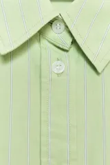 Camisa oversize de cuello solapa, manga larga con puño caído y bolsillo de plastrón en el pecho. Presenta un patrón de rayas verticales sutiles en tono verde lima.