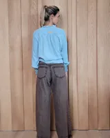 Pantalón de jean estilo wide leg con costuras verticales frontales, tiro alto y bolsillos laterales.