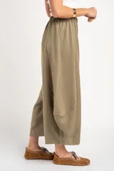 Babucha de lyocell color verde militar, de corte amplio y silueta globo con cintura elástica fruncida.