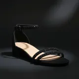 Sandalias de fiesta con taco bajo cuadrado, color negro, con tiras finas adornadas con pedrería brillante y cierre de pulsera con hebilla en el tobillo.