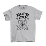Remera gris de algodón con estampado gráfico en negro inspirado en juegos de rol y fantasía, con la frase 'Hellfire Lives!' y elementos como un escudo con un demonio, dados, una espada y un mangual.