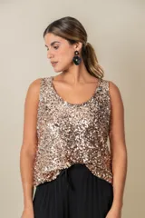Blusa sin mangas confeccionada en tela con lentejuelas doradas, de corte recto y escote redondo.