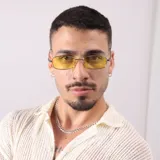 Lentes de sol con marco metálico dorado de forma rectangular y cristales oscuros. Cuentan con protección UV400.