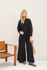 Pantalon de corte recto y amplio, confeccionado en algodon. Presenta pinzas en el delantero, bolsillos laterales y un lazo ajustable en la cintura con elastico en la parte trasera para un mejor calce.