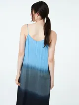 Vestido largo con breteles finos y degradé de color beige a marrón.