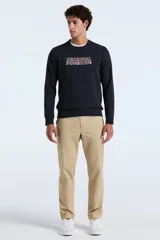 Buzo de cuello redondo en color azul marino, con estampado frontal que incluye el nombre de la marca con diseño a cuadros.