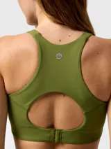 Top deportivo de soporte alto en color verde militar, con tirantes ajustables cruzados en la espalda y diseño con escote en V.