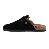 Zueco negro de cuero sintético con plantilla de corcho, tira ancha con hebilla metálica ajustable y suela plana.