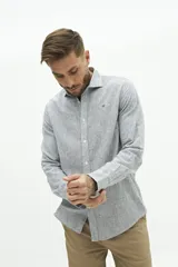 Camisa de manga larga de lino y algodón, color blanco con rayas verticales en tonos gris y beige. Presenta un corte semi slim y un pequeño logo bordado en el pecho.