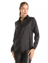 Camisa de satén marca Liv Los Angeles, con cuello clásico, cierre frontal con botones y mangas largas. Presenta un estampado animal print sutil en tono sobre tono.