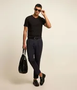 Remera slim negra de algodón peruano con cuello en V y manga corta.