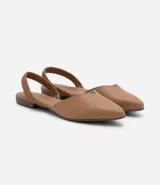 Zapatilla mule color marrón, con puntera fina y tira elástica en el tobillo.