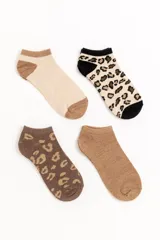 Pack de cuatro pares de medias soquete. Incluye un par beige con puntera y talón marrón, un par marrón claro con estampado animal print, un par marrón oscuro con estampado animal print y un par beige con estampado animal print y detalles en negro.
