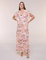 Vestido maxi de gasa con estampado floral en tonos rosados, amarillos y verdes, escote en V cruzado, mangas cortas amplias con abertura y falda larga con niveles fruncidos.