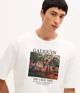 Remera blanca de manga corta y cuello redondo, de corte holgado, con estampa frontal inspirada en la obra de arte The Large Tree de Gauguin.