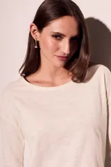 Remera oversize de algodón color blanco hueso, con cuello redondo y mangas 3/4.