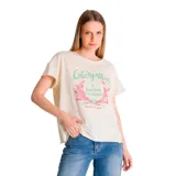 Remera de corte relajado color crema con cuello redondo y mangas cortas. Presenta un estampado gráfico frontal con tipografía y motivos botánicos en tonos verde y rosado.
