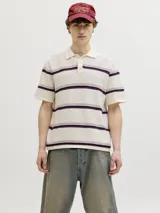 Sweater polo de tejido de punto en color beige, con diseño de rayas horizontales en tonos bordó, azul y celeste. Cuenta con cuello camisero y cartera de tres botones.