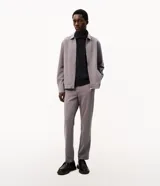 Campera Marfinno para hombre, de sarga texturizada color gris, corte regular, cuello camisero, cierre frontal con cremallera y bolsillos laterales embutidos.