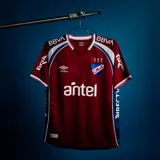 Camiseta de fútbol Umbro del Club Nacional de Football, modelo de arquero 2026. Diseño bordó con detalles en azul y blanco, escudos y sponsors impresos en el frente y mangas.