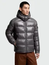 Campera puffer corta de plumas con acabado brillante, cierre frontal, capucha integrada y bolsillos laterales. Presenta un diseño acolchado horizontal característico de la marca.